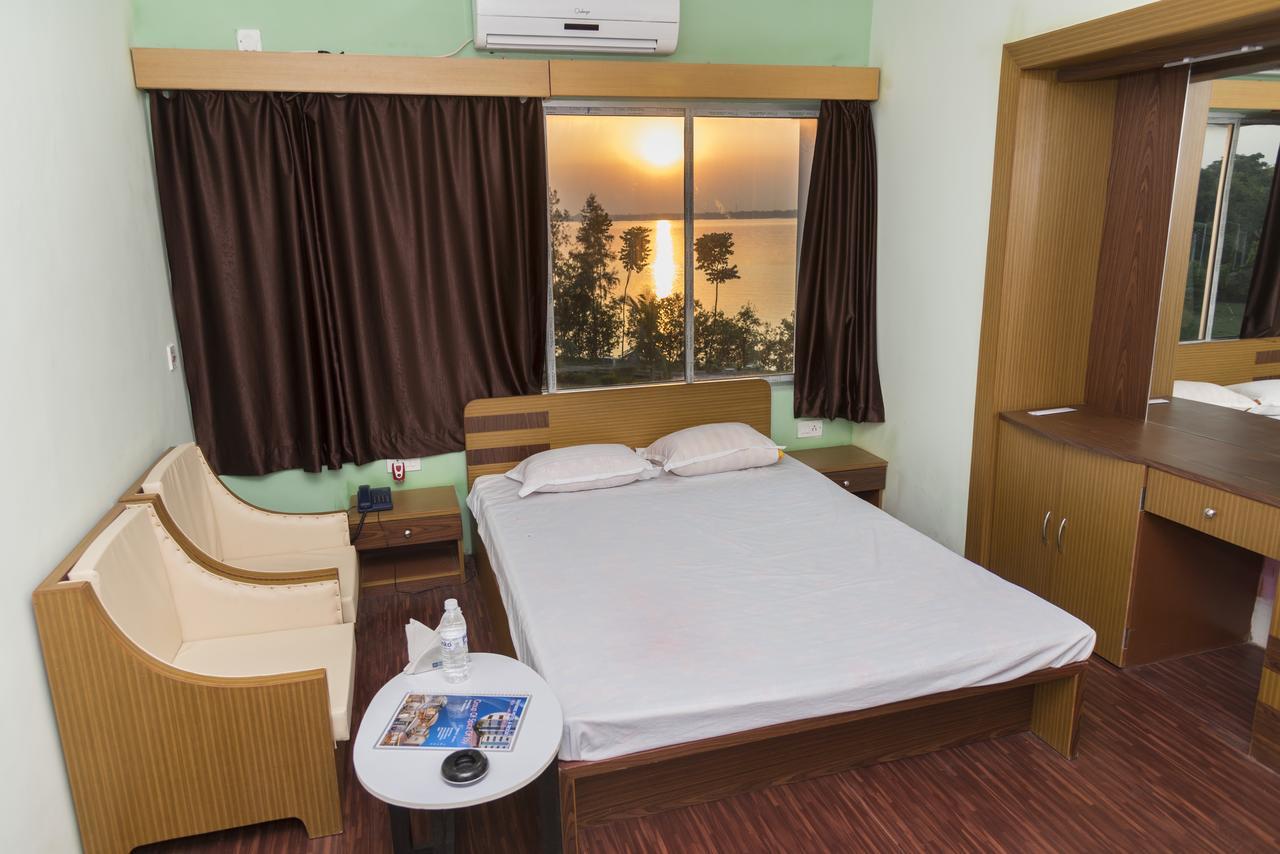 Rajhans Hotel & Resort Phalta Bilik gambar