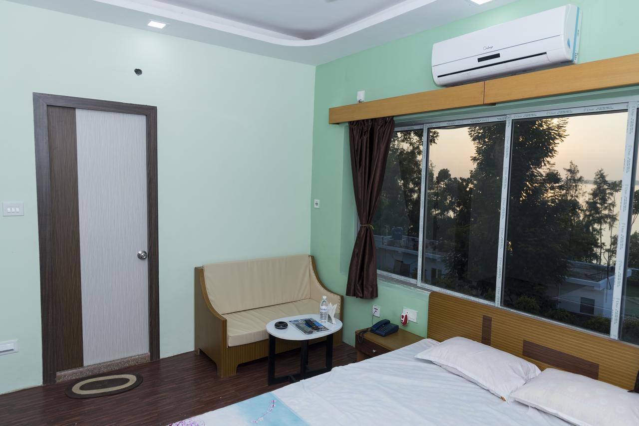 Rajhans Hotel & Resort Phalta Bilik gambar