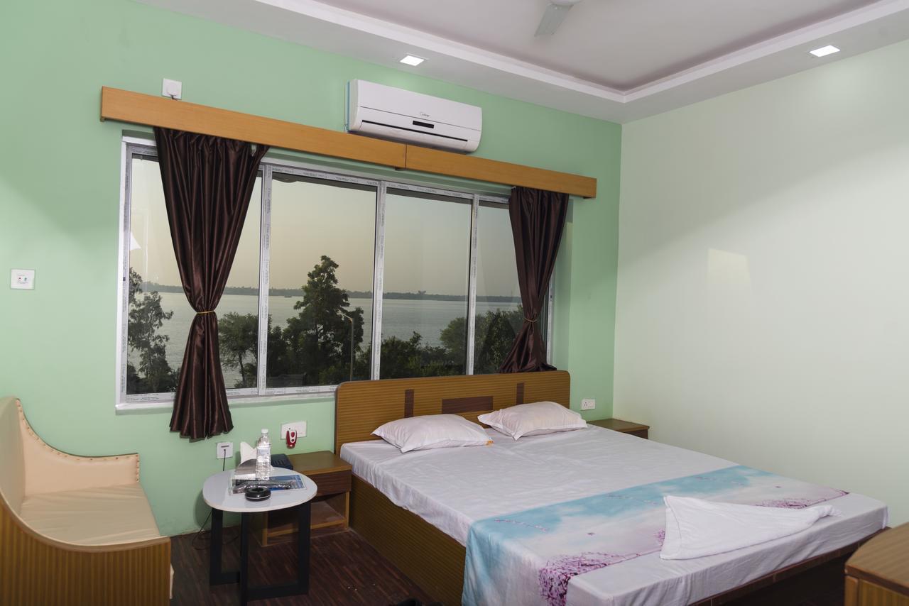 Rajhans Hotel & Resort Phalta Bilik gambar