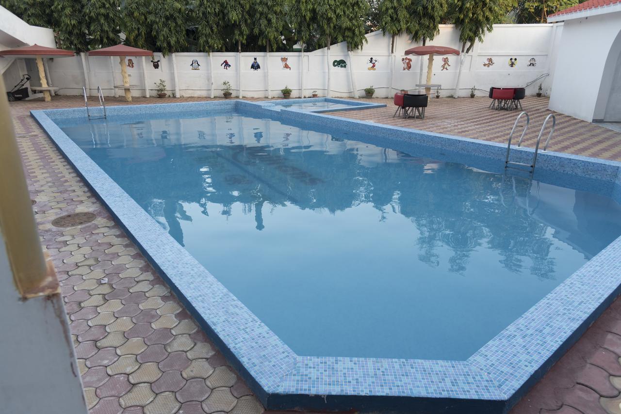 Rajhans Hotel & Resort Phalta Bilik gambar