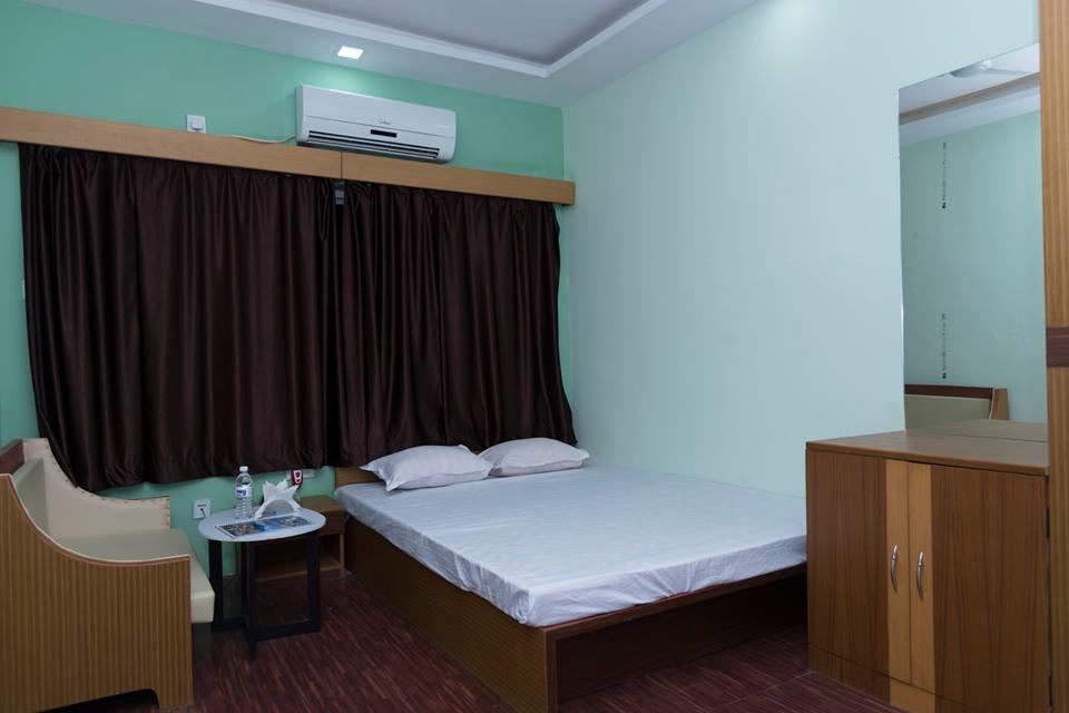 Rajhans Hotel & Resort Phalta Luaran gambar
